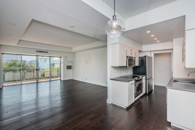 Building Photo - 1155 N La Cienega Blvd