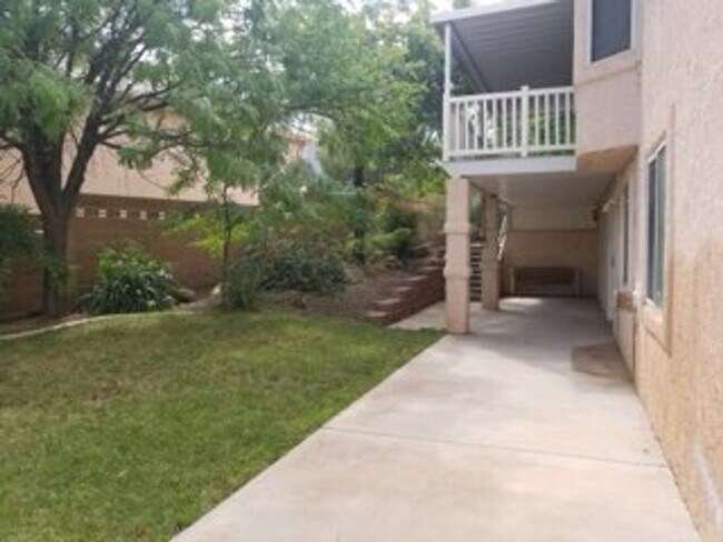 Building Photo - Beautiful Bloomington Hills Home