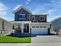 Building Photo - 823 S Oak St