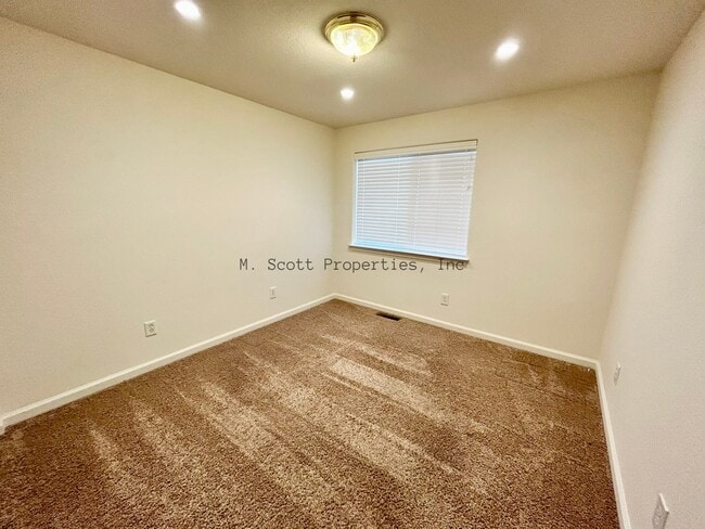 Building Photo - 1420 Chiltern Ct