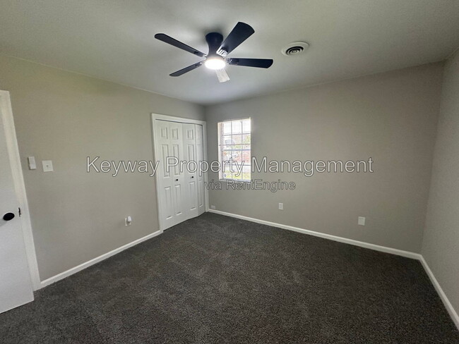 Building Photo - 3606 Columbine Dr