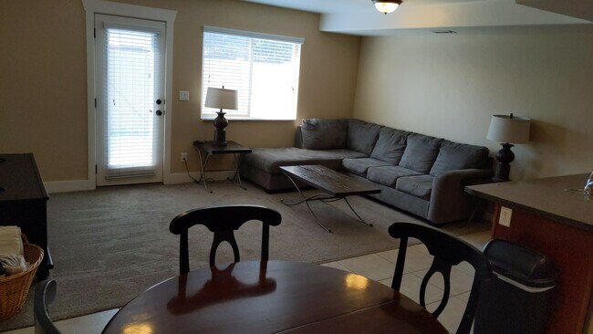 Building Photo - 122 S Tamarak Cir
