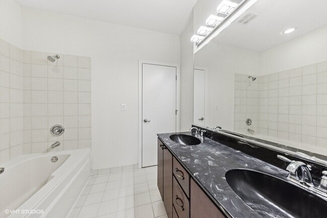Building Photo - 1707 W Diversey Pkwy