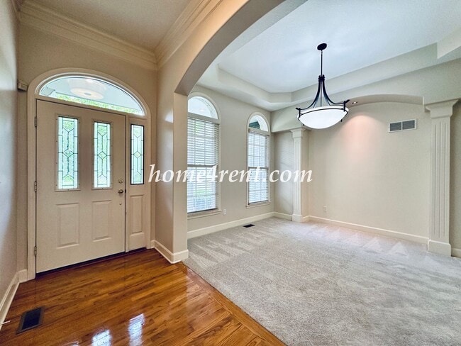 Building Photo - Exceptional 1.5 Story Home in the Prestigious Loch Lloyd Community!