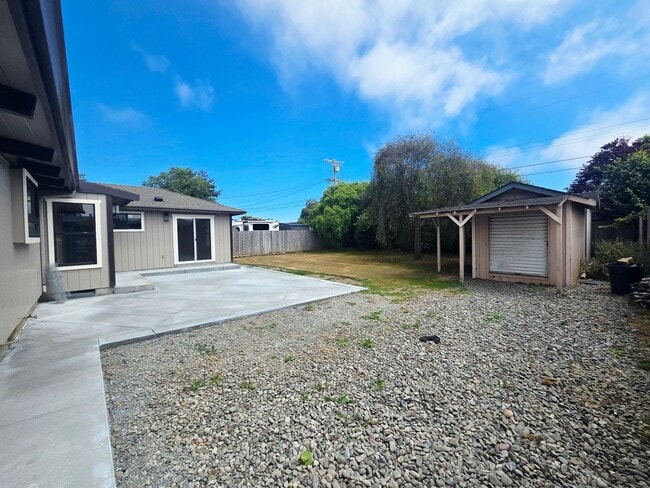 Building Photo - Single Family Home in Mckinleyville!