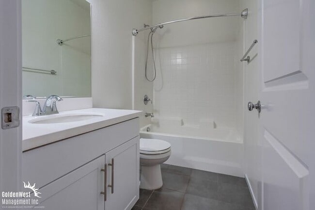 Building Photo - Stylish 3Bdm 4Ba Townhome in Escondido!