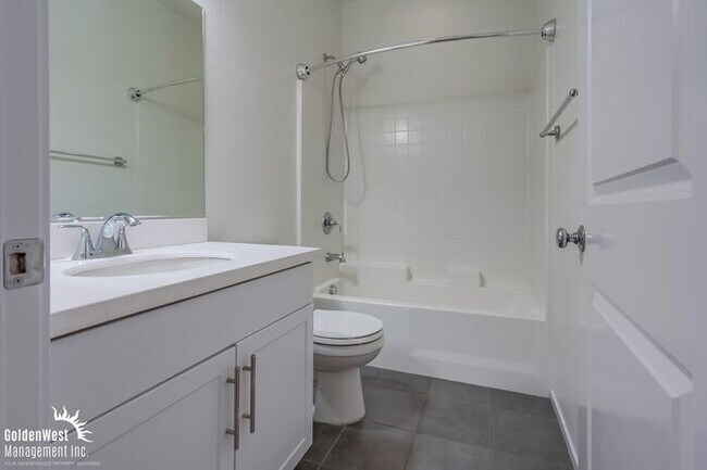 Building Photo - Stylish 3Bdm 4Ba Townhome with Chef’s Kitc...