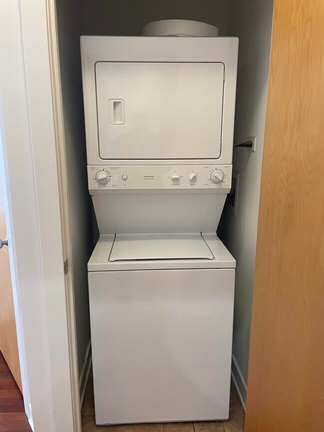 Building Photo - 1024 N Honore St