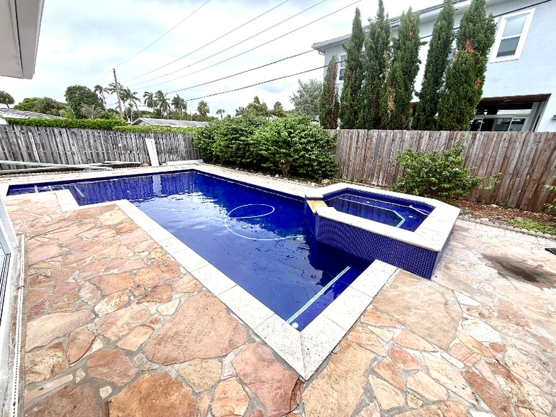 Building Photo - 2685 SE 5th St