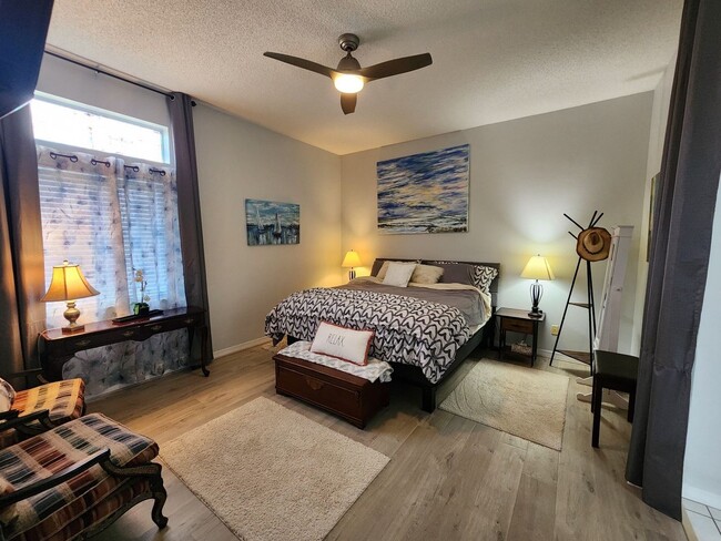 Building Photo - Beautifully Furnished Seagate Home on the ...