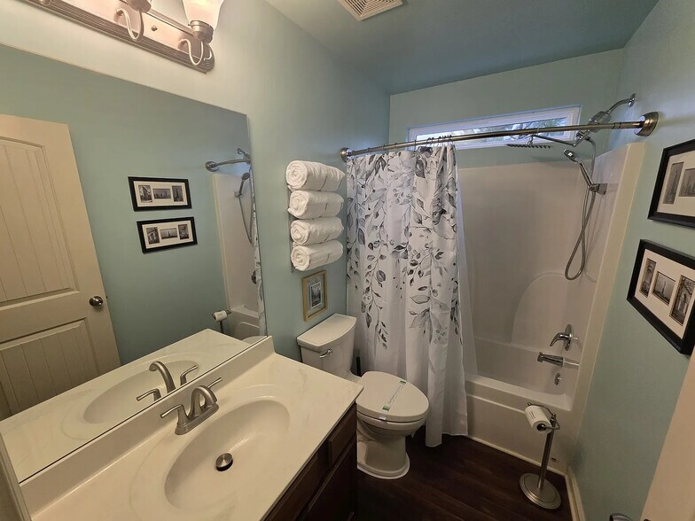 Building Photo - Room in House on Katielee Cove