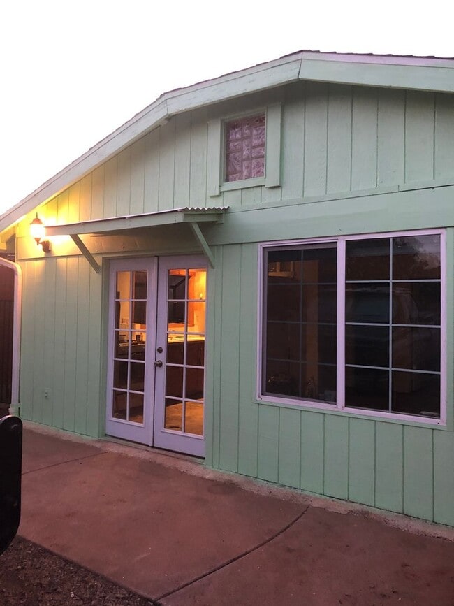 Building Photo - Cute, private, pet friendly 1 BD/ 1 bath h...