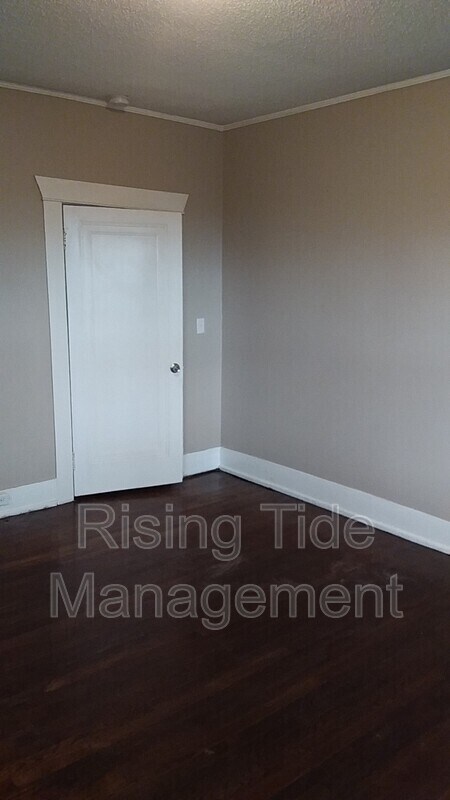 Building Photo - 200 9th Ct W