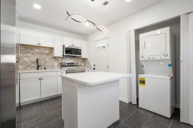 Building Photo - Charming, thoughtfully renovated 2 bed/1 bath in Northgate Park!