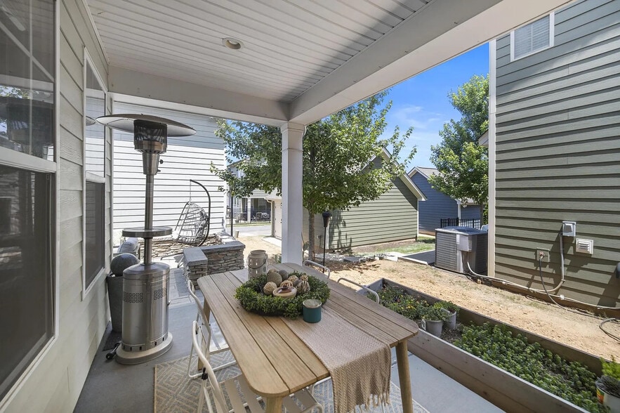 Building Photo - Room in House on Double Oaks Rd