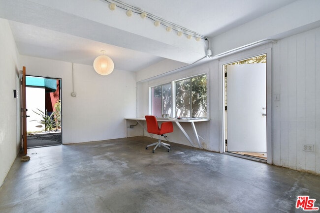 Building Photo - 656 Angelus Pl