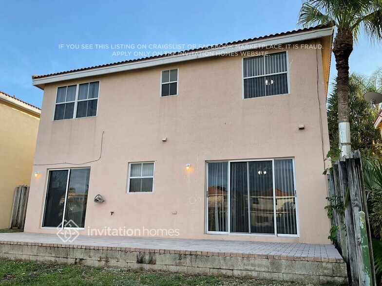 Building Photo - 7449 Santa Monica Dr