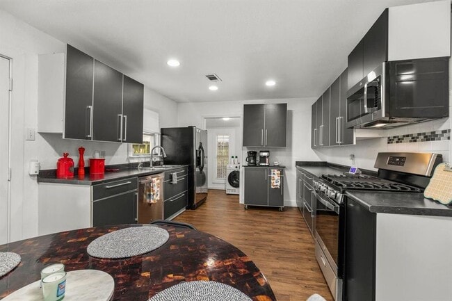 Building Photo - 5808 Community Dr