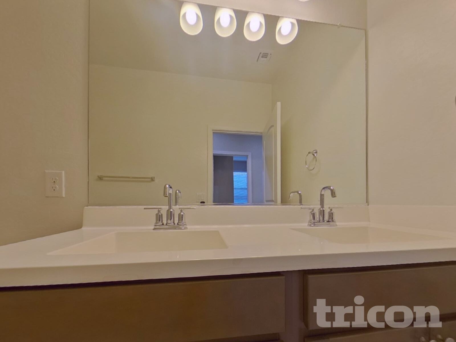 Building Photo - 30094 W Clarendon Ave