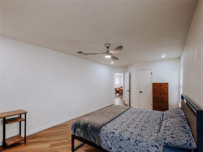 Building Photo - 2010 Carriage Club Dr