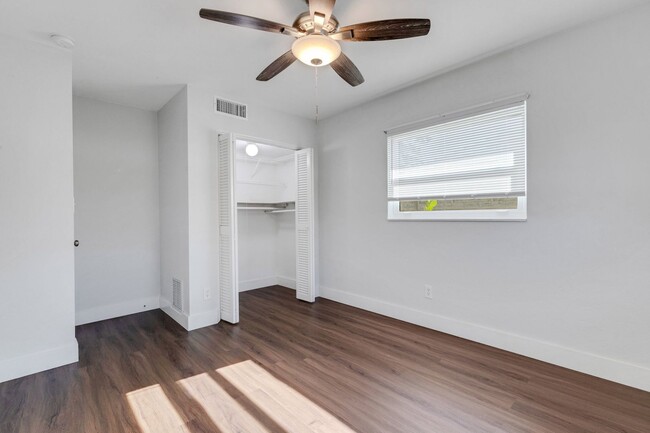 Building Photo - Modern Sarasota 3 Bedroom Home With Separa...