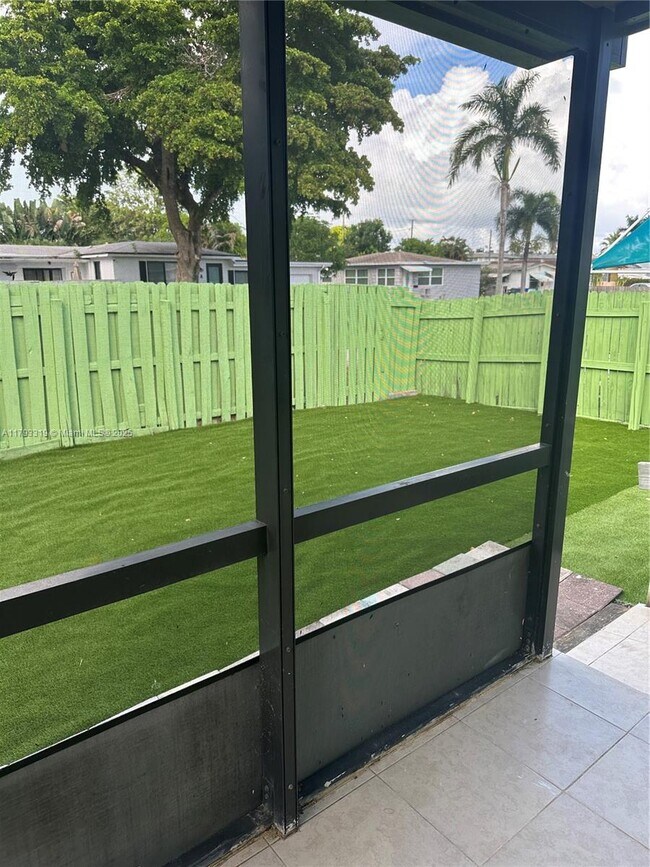 Building Photo - 1325 N 16th Ct