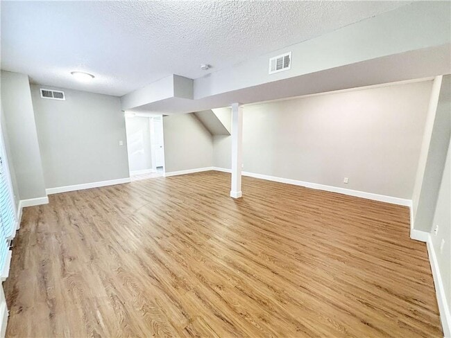 Building Photo - 1543 Hillhaven Dr