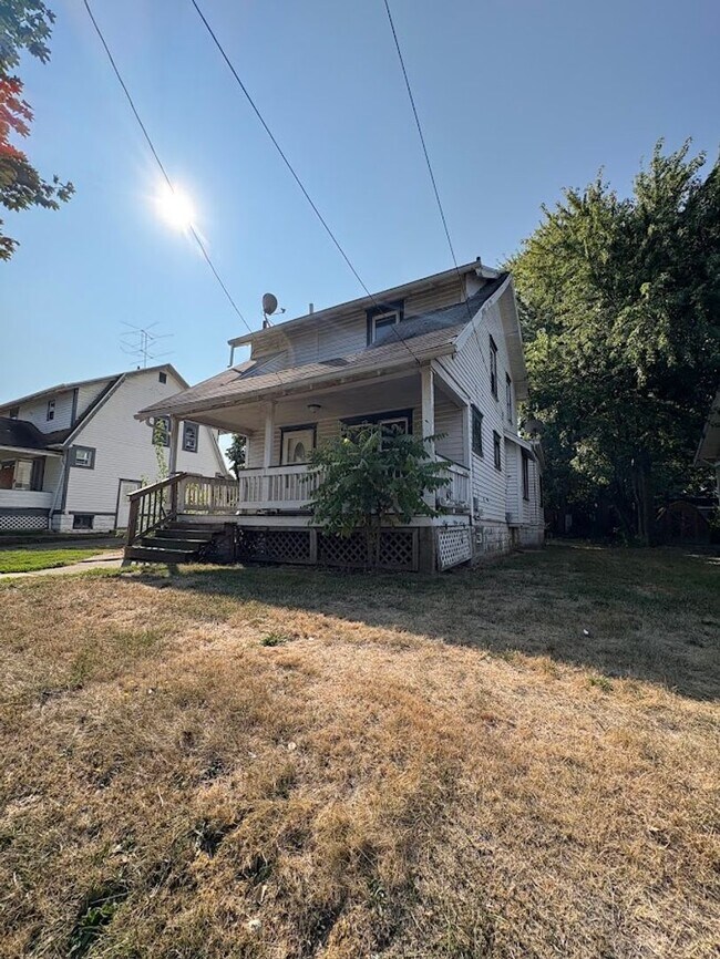 Building Photo - Three bedroom one bathroom home for rent
