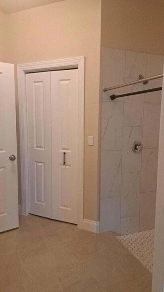 Building Photo - 301 SE Bayview Terrace