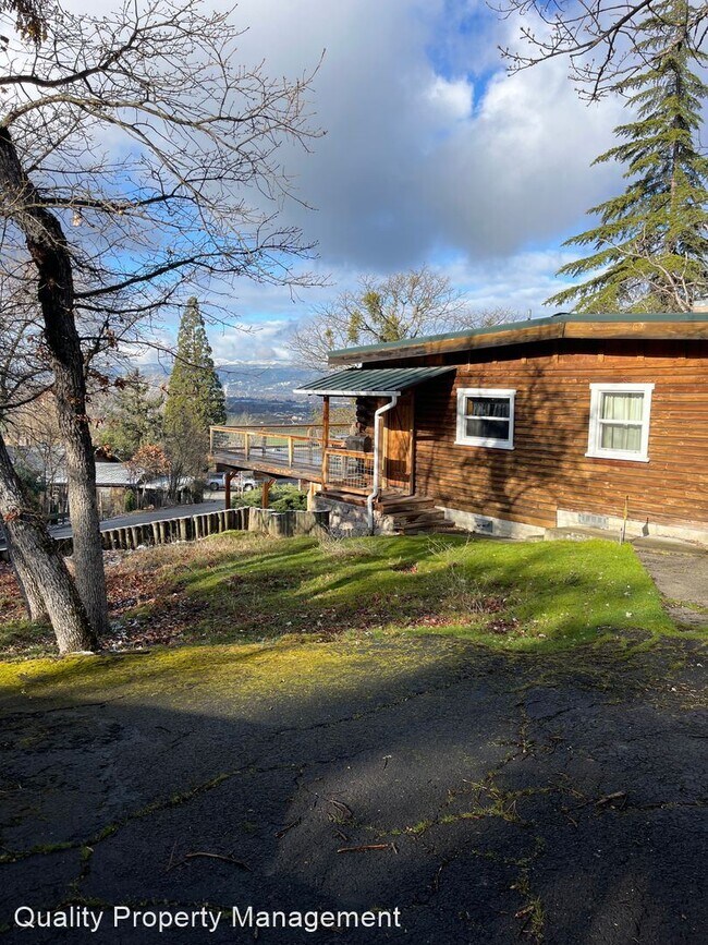 2 br, 1.5 bath House 3496 N Foothill Road 3496 North Foothill Road