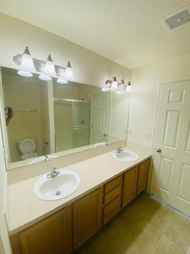 Building Photo - Charming and Spacious Home