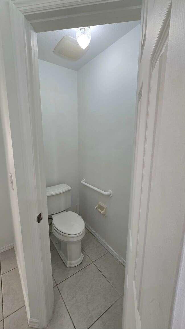 Building Photo - 2341 Palm Creek Ave