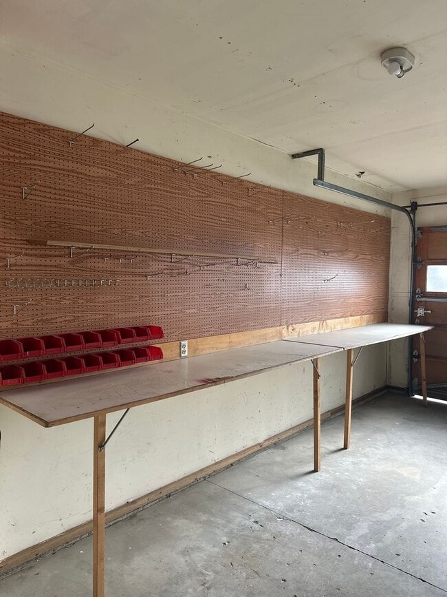 Building Photo - Updated SW Bend Home with Large Backyard!