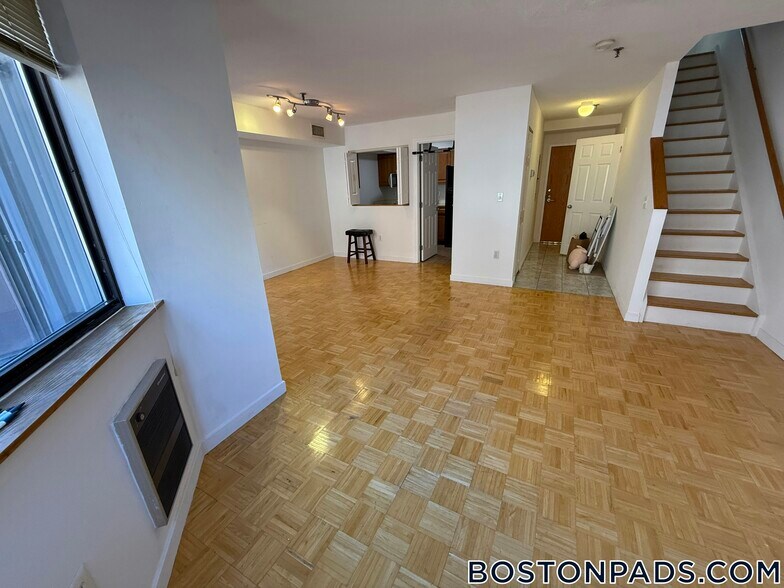 Building Photo - 147 Kelton St