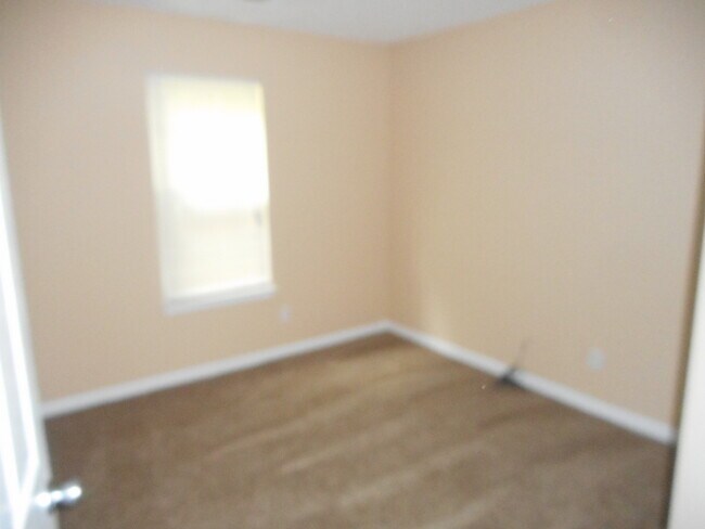 Building Photo - 3 bedroom 2 bathroom house