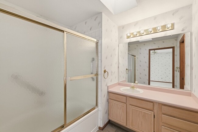 Building Photo - Deer Pointe Village Townhome Feautures 2 P...