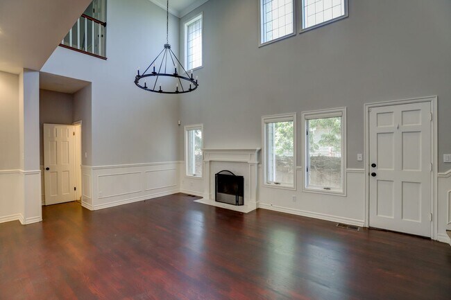 Building Photo - Gorgeous Home in Old Towne Orange