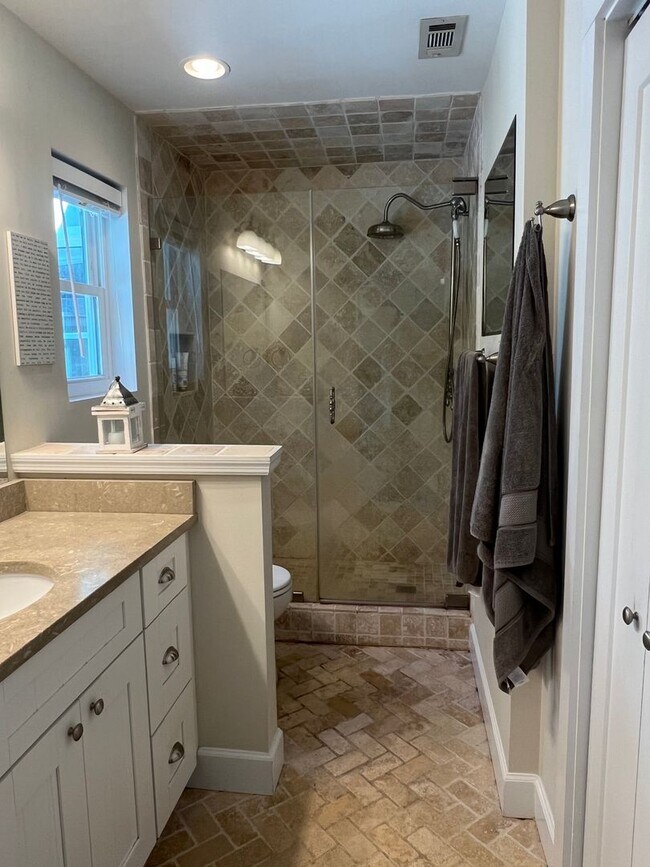 Building Photo - Updated Old Woodlands Plantation Home with Fenced Yard