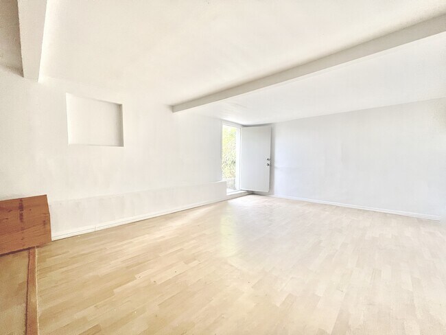 Building Photo - 6146 1/2 Mesa Avenue