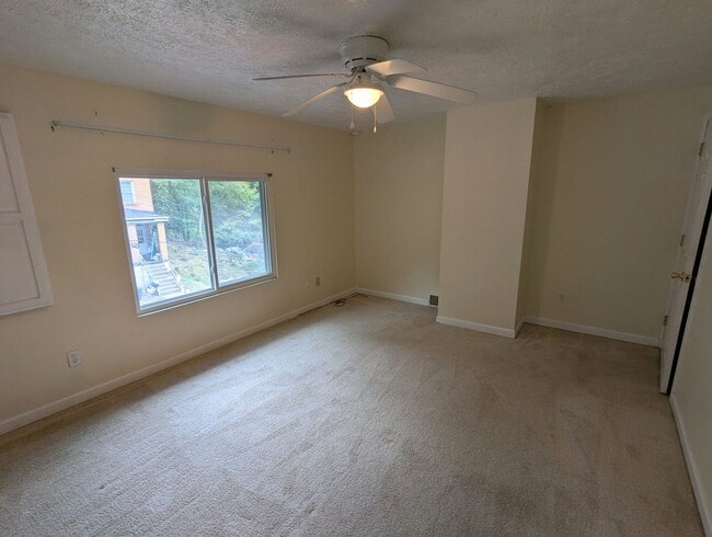 Building Photo - COMING SOON 2 Bedroom 1.5 Bathroom Single ...