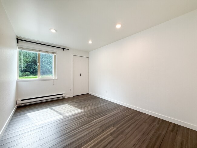 Building Photo - 4717 W Lake Sammamish Pkwy SE