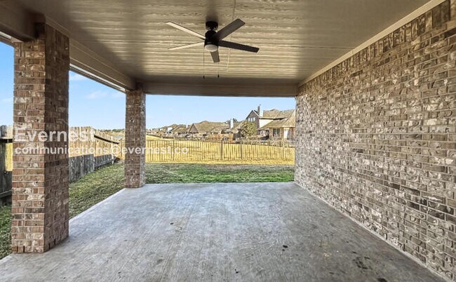 Building Photo - 3 Bed, 2 Bath Home with Fenced Yard & Garage / Pet-Friendly / Available Now!