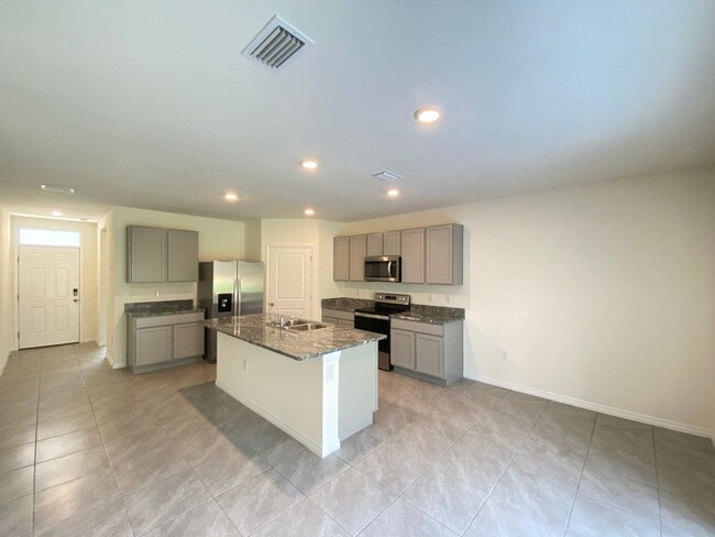 Building Photo - Desirable SE Ocala Subdivision - Lake Diamond-North - 4/3/2 *Available Soon* Won't Last!