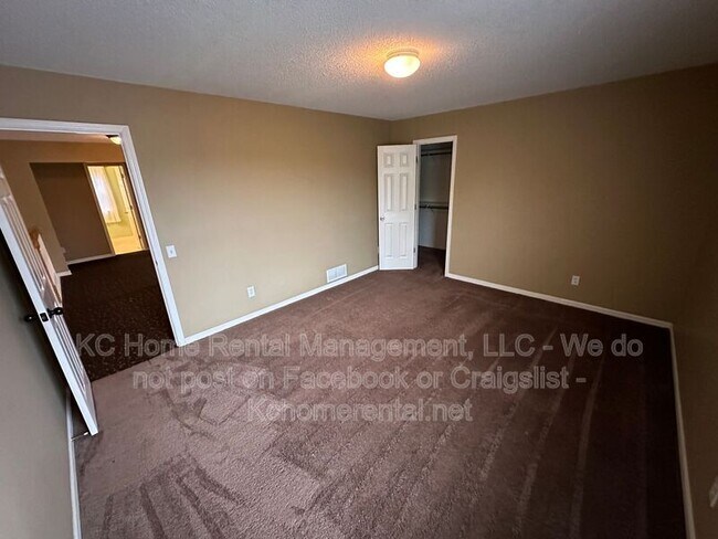 Building Photo - 9305 N Charlotte Ct