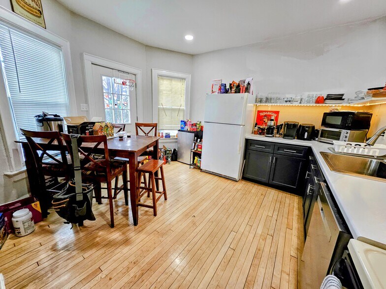 Building Photo - 2204 E Locust St