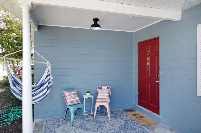 Building Photo - VACA or Short Term Furnished Chic Monthly Rental Home in Bradenton, FL
