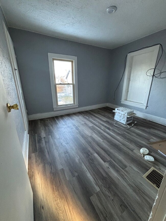 Building Photo - 2 Bedroom 1 Bath (Duplex)