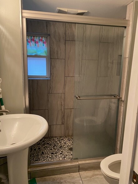 Walk in shower - 619 Copeland St