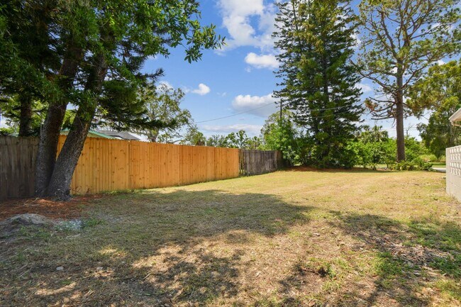 Building Photo - 695 Sunset Dr