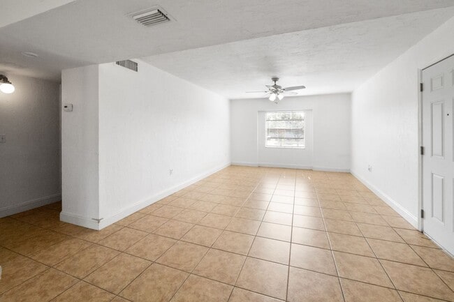 Building Photo - 12630 Kenwood Ln